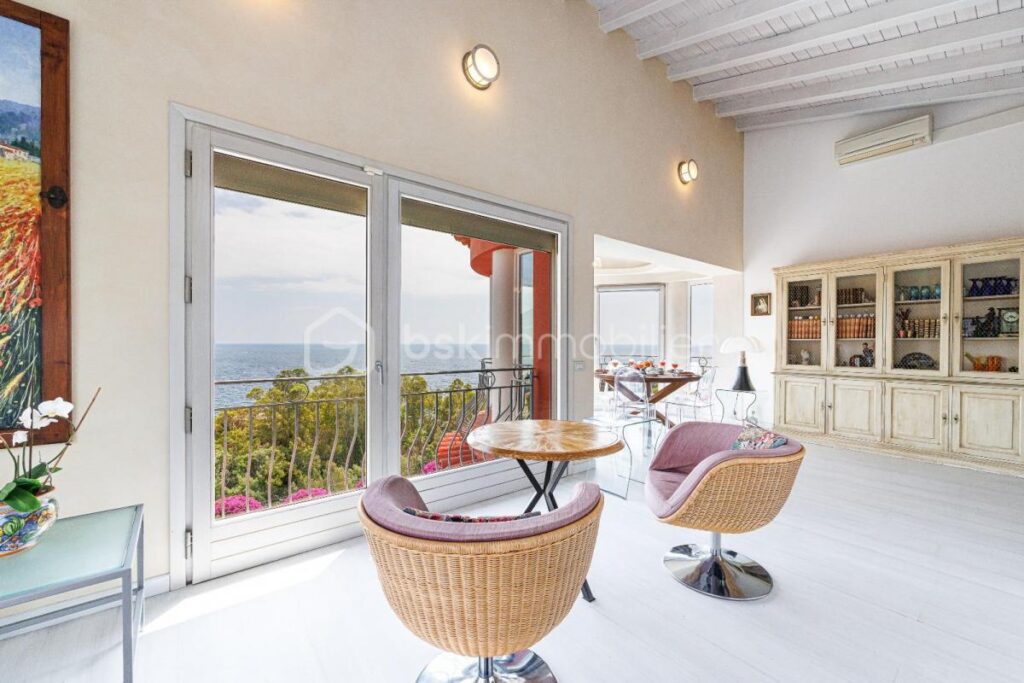 Superbe Maison rénovée de 219m2, 5 pièces, 4 chambres – Quartier du Trayas – 5 pièces – 4 chambres – 219 m²