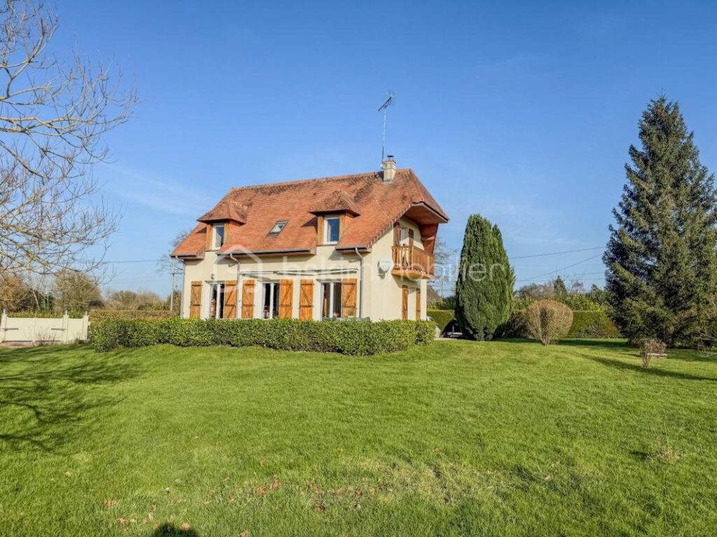 A SEULEMENT 5 KILOMÈTRES DE PONT L’ÉVÊQUE ET 15 KILOMÈTRES DE LA CÔTE FLEURIE, MAISON AU CALME, CADRE VERDOYANT – 4 pièces – 3 chambres – 96 m²