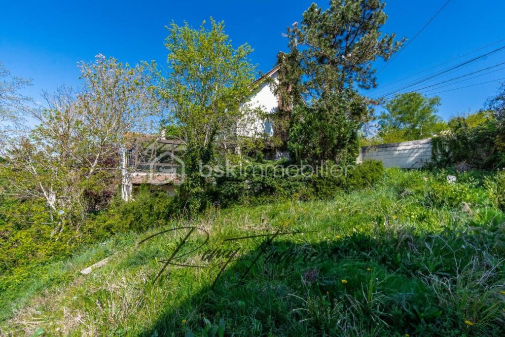 Maison de 185 m2 avec un terrain de 1300 m2 – 6 pièces – 3 chambres – 185 m²