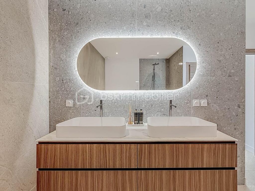 *** VILLA CONTEMPORAINE DE 240 M² SUR 1000 M² AVEC BUREAUX DE 106 M² ET HANGAR DE 200 M² – MONTARNAUD *** – 8 pièces – 4 chambres – 346 m²