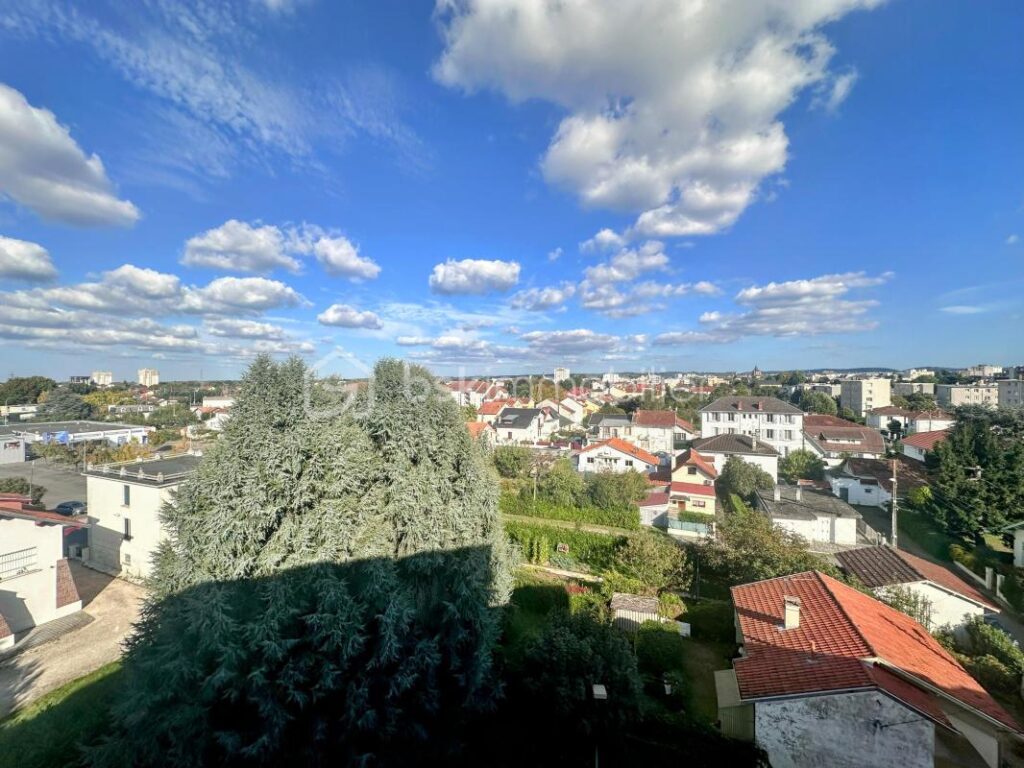 Appartement spacieux au cinquième et dernier étage avec garage privé – 5 pièces – 2 chambres – 88 m²