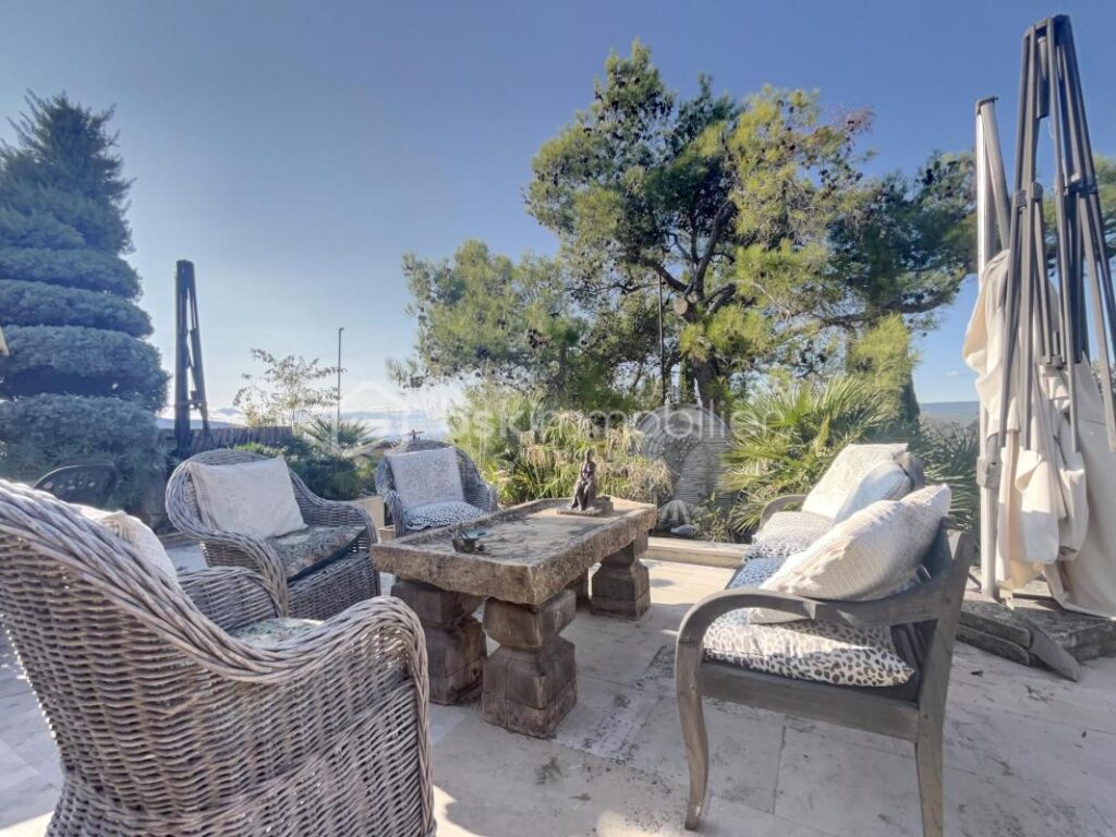 Exceptionnelle Propriété de Prestige avec Maison d’Amis, Piscine et Vues à 360° – 12 pièces – 9 chambres – 341 m²