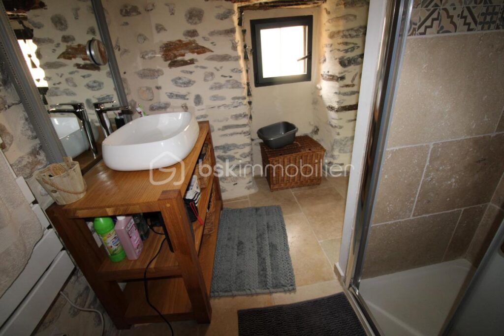 Maison de village en bord de rivière – 9 pièces – 3 chambres – 150 m²