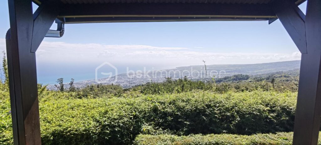 A VENDRE – VILLA SUR DOMAINE – LE BRULE – SAINT DENIS – 8 pièces – 4 chambres – 267 m²