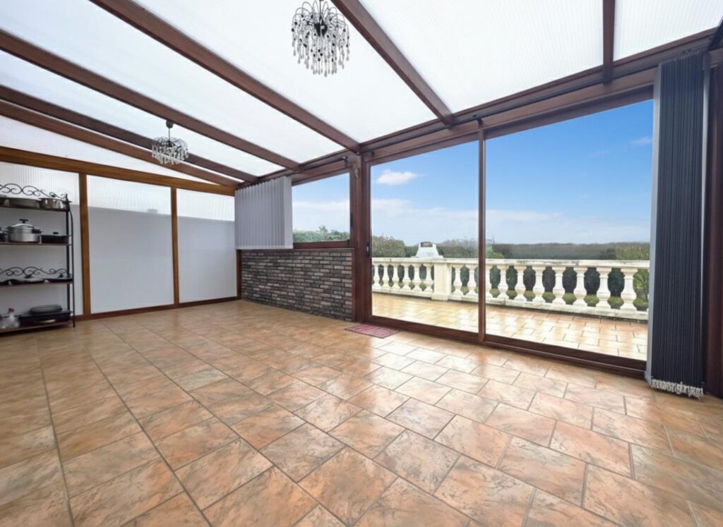 Maison semi-individuelle 103m² avec véranda, garage et jardin clos – 6 pièces – 3 chambres – 103 m²