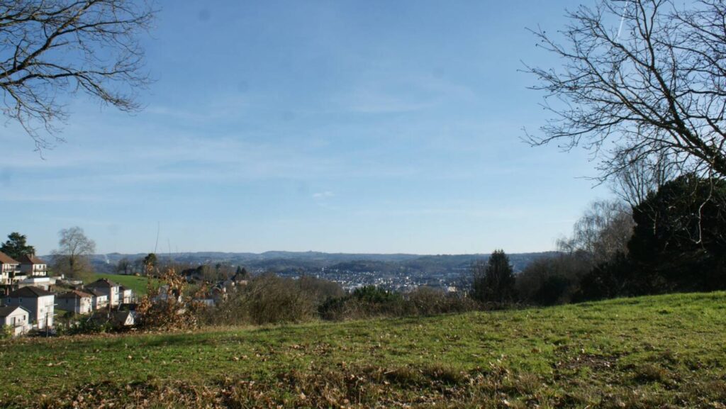 Terrain viabilisé 1005 m² avec superbe vue – NR pièces – NR chambres – 1005 m²