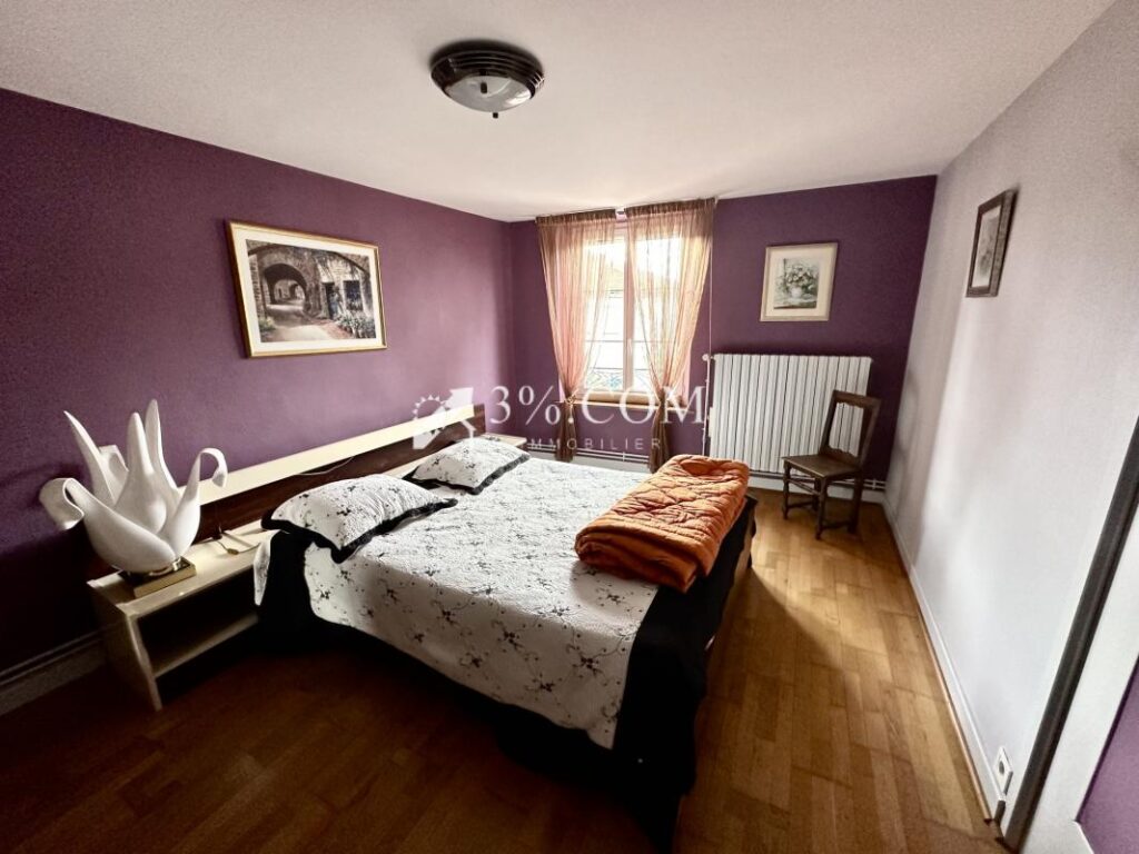 MAISON DE VILLAGE 300 M2 – TERRAIN 8.5 HECTARES – BOX POUR C – 12 pièces – 5 chambres – 300 m²