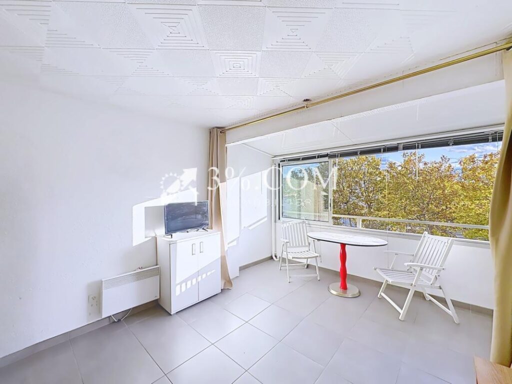 Studio de 24.85 m2 avec loggia, cellier & parking à Gruissan – 1 pièce – NR chambres – 24 m²