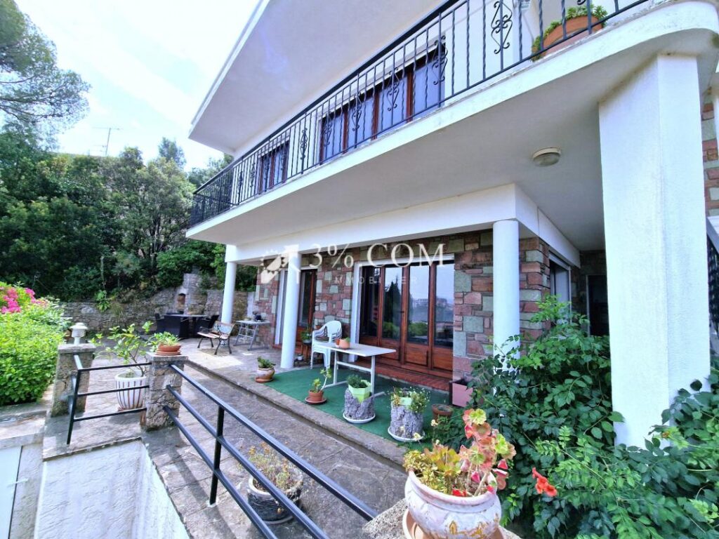 Grande villa proche centre-ville avec vue sur l’Estérel – 8 pièces – 5 chambres – 152 m²