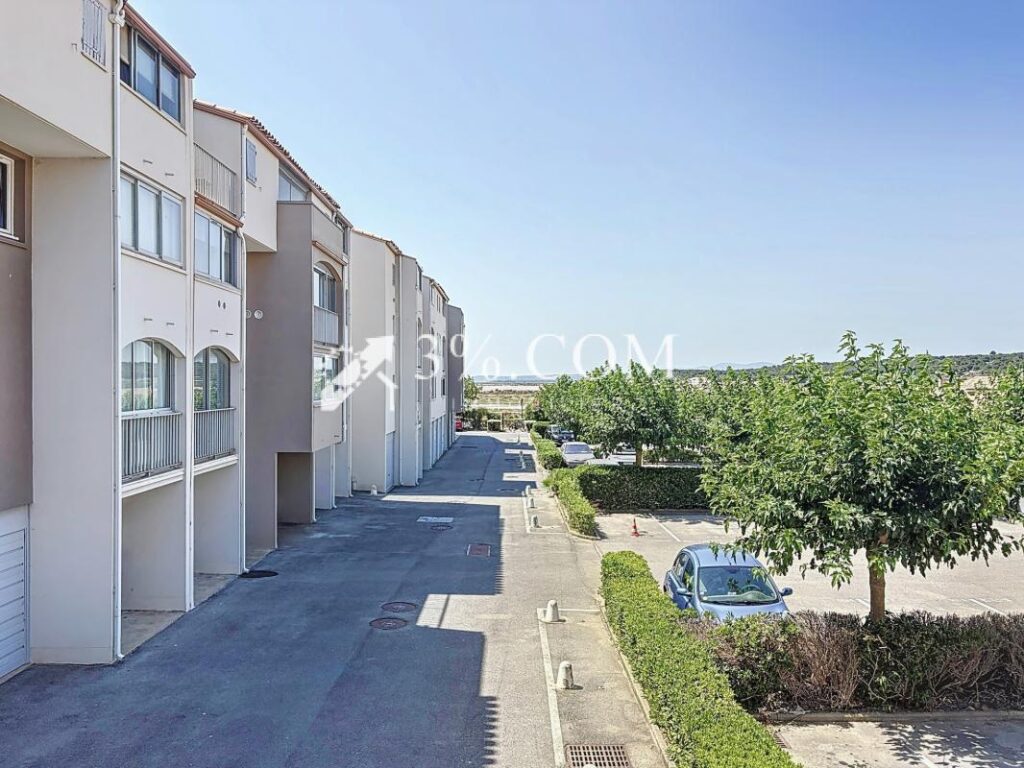 Studio de 27.4 m2 avec loggia, vue sur les Salins, piscine e – 1 pièce – NR chambres – 27 m²