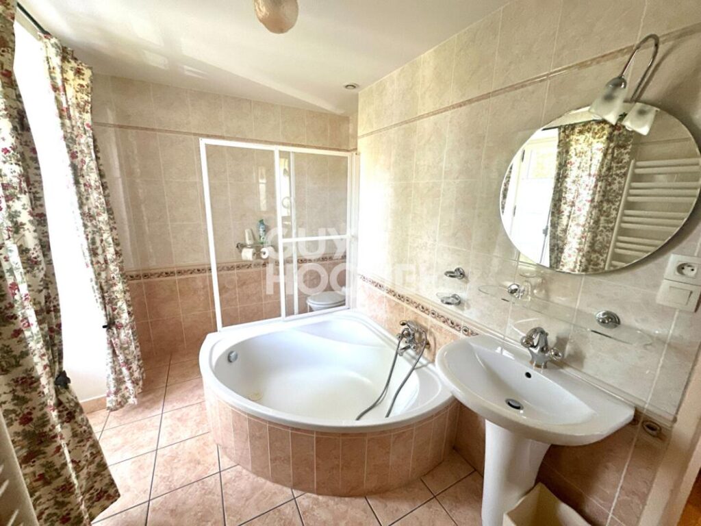 Maison à Foussais-Payré – 5 pièces – 6 chambres – 221 m²