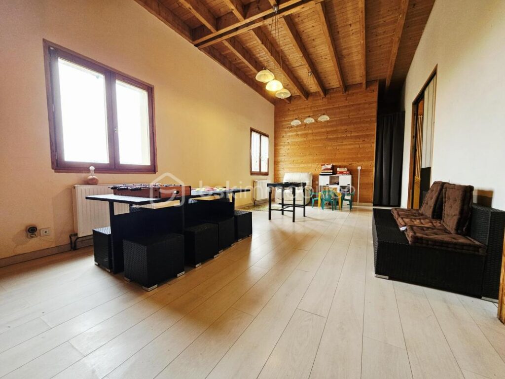 Grande maison rénovée avec activité touristique: gîte classé 3 étoiles et chambres d’hôtes – Fort potentiel à Besse-et-Saint-Anastaise – 12 pièces – 8 chambres – 435 m²