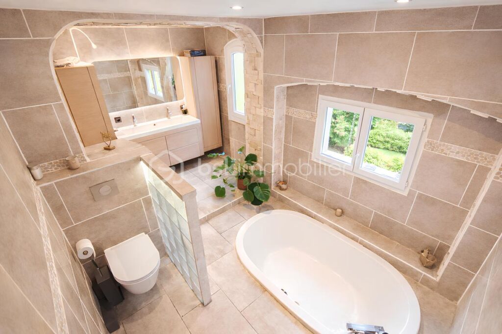 VILLA DE PLAIN-PIED VUE MER – 167 m² – TERRASSES – PISCINE – ROOF-TOP – À 50 MÈTRES DE LA MER – PROCHE PLAGES DES SABLETTES – 3 CHAMBRES + DÉPENDANCE – 599 000 € – 6 pièces – 4 chambres – 167 m²