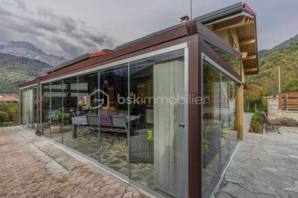 Maison familiale avec studio indépendant et grande véranda – Sallanches – 7 pièces – 4 chambres – 268 m²