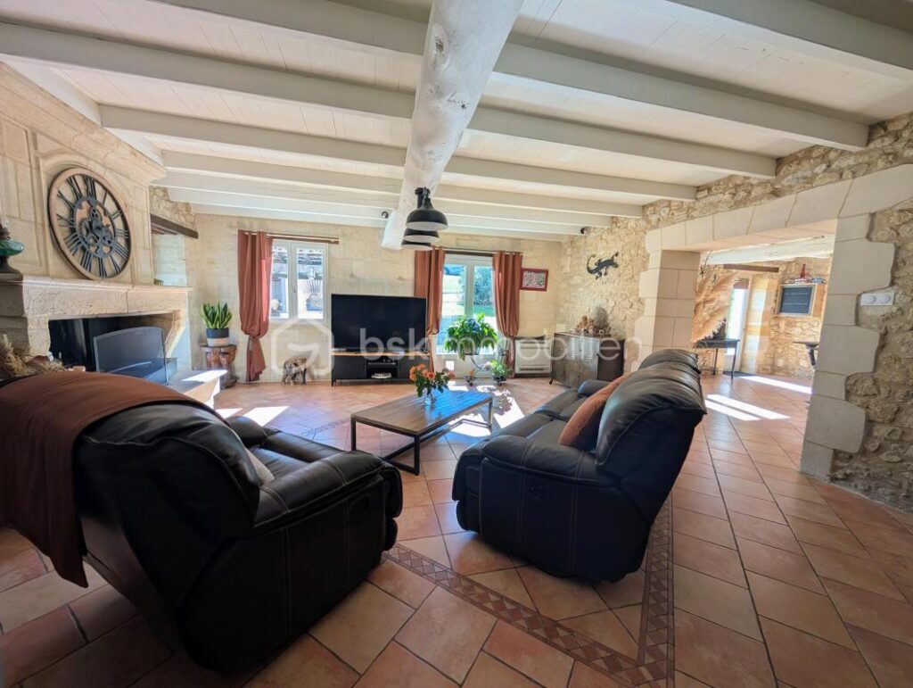 Propriété en pierre 7 pièces de 215m2 avec vue sur les vignes à VILLEGOUGE – 7 pièces – 4 chambres – 215 m²