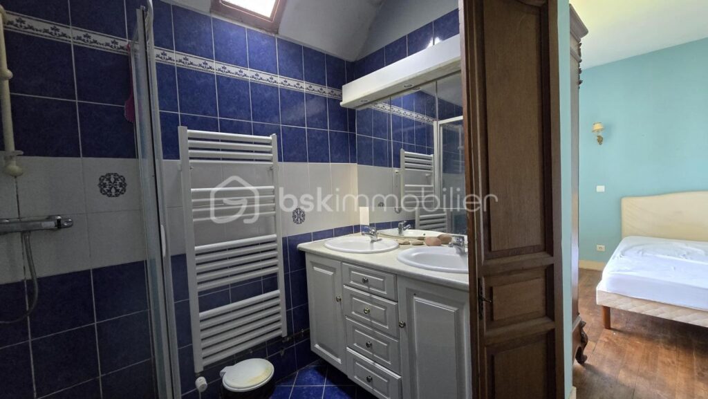 Ensemble immobilier, maison de 178 m², maisonnette, granges, petits toits, terres et étang – 5 pièces – 4 chambres – 178 m²