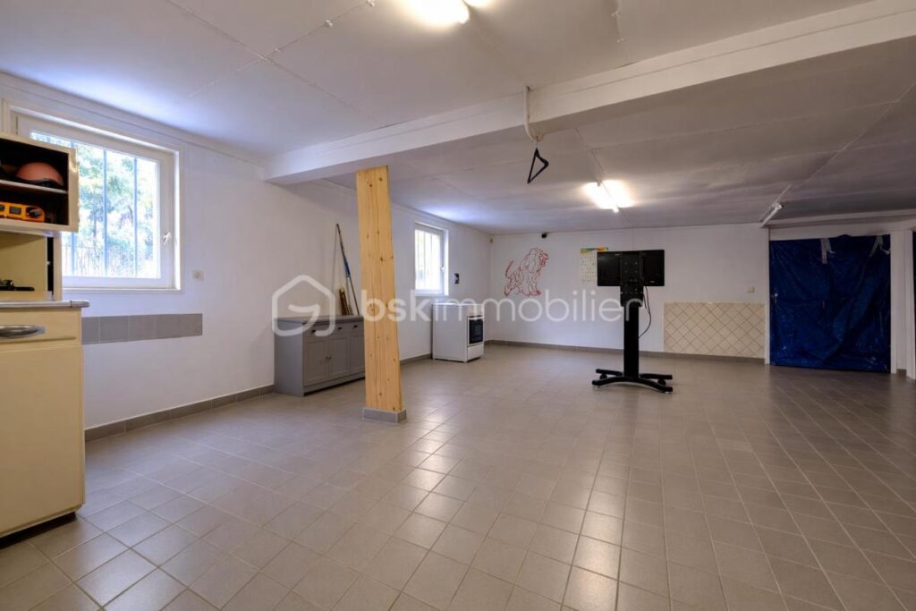 Maison avec piscine sur 2000 m² de terrain – Quincieux – 8 pièces – 7 chambres – 193 m²