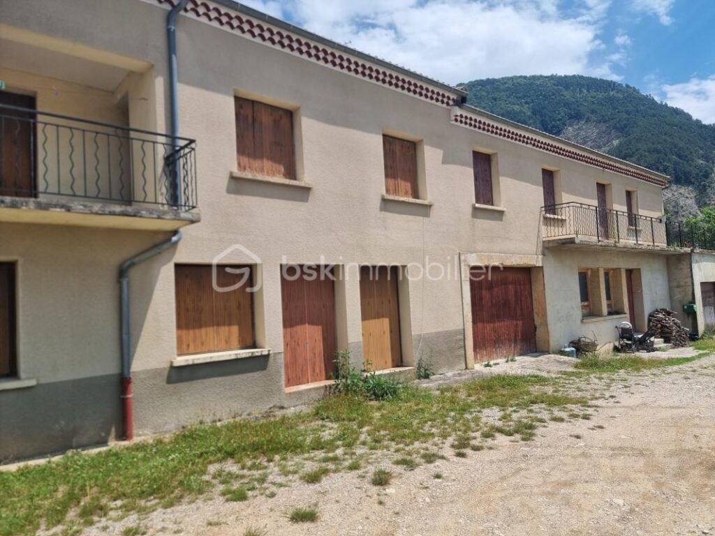 Grande maison avec garage, 2 logements et 530 m² de terrain constructible – 14 pièces – 9 chambres – 290 m²