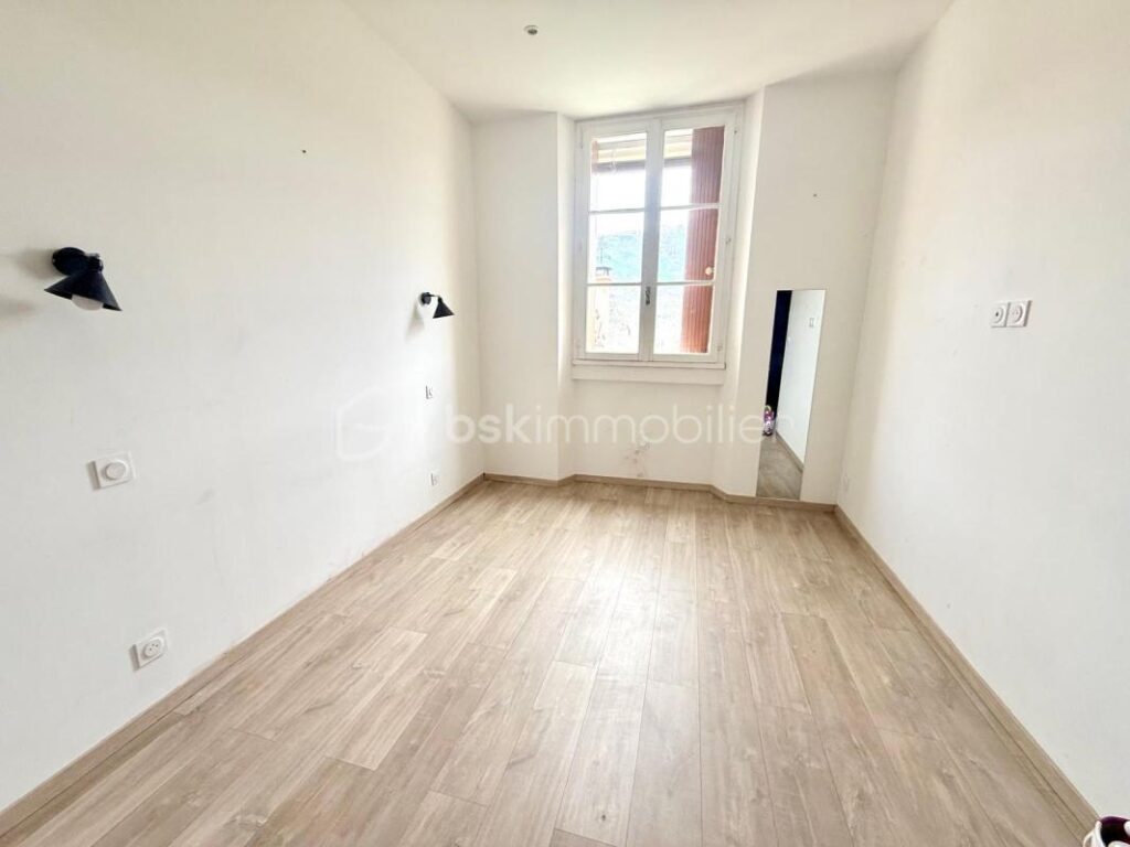 À VENDRE – VILLA 106 M² AVEC GARAGE + 2 APPARTEMENTS – À MEZEL – PRIX 338 000 € – 3 pièces – 2 chambres – 106 m²