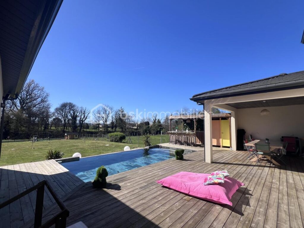 Contemporaine de 190m2 4 Chs Habitation et espace libéral attenant 470000€ St Seurin sur L’ Isle – 8 pièces – 4 chambres – 190 m²