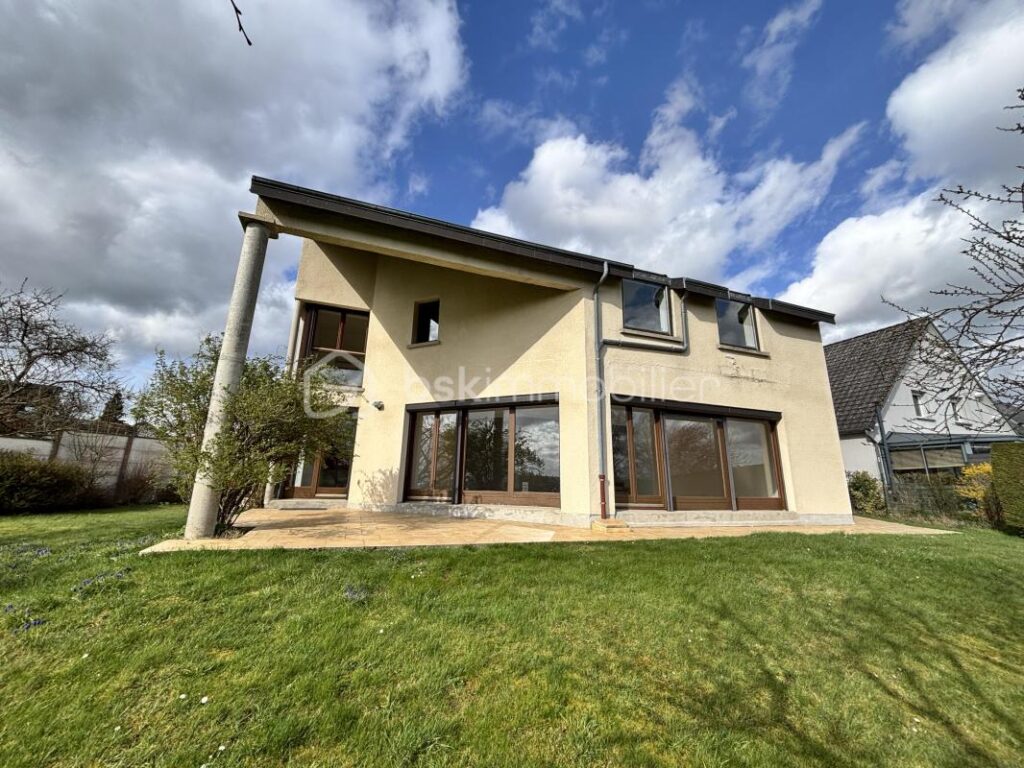 Belle maison T7 d’architecte à rafraîchir avec garage et jardin à Saint-Marceau – 7 pièces – 5 chambres – 165 m²