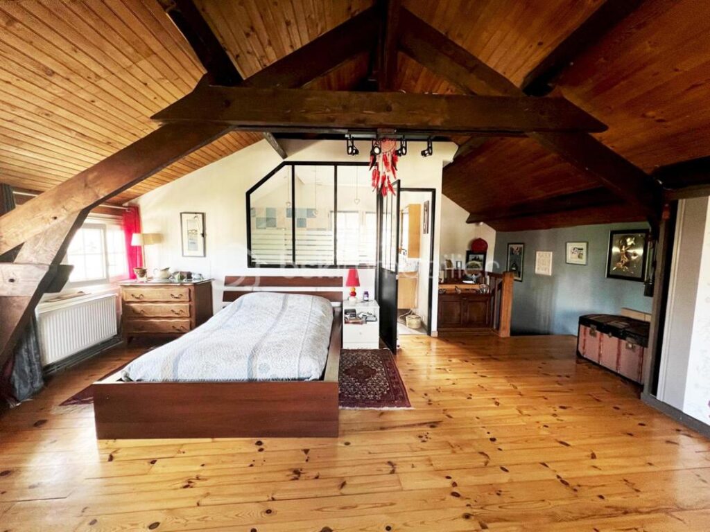 Maison de caractère de 130m2 sur jardin paysagé de 650m2 au Coeur du VEXIN – 7 pièces – 3 chambres – 130 m²