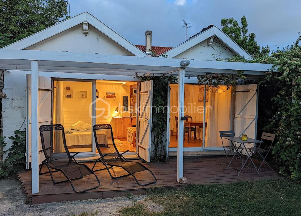 Maison avec 4/5 chambres + un studio indépendant + une piscine !!! De l’espace, du calme et du charme !!! – 8 pièces – 5 chambres – 215 m²