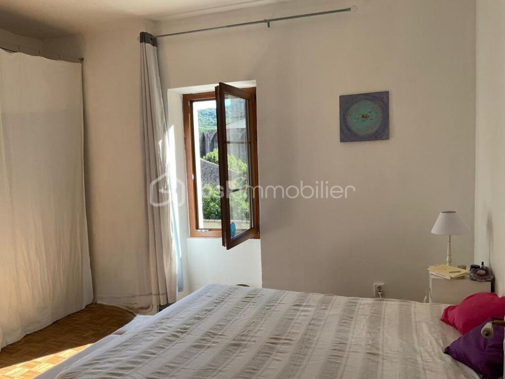 Magnifique demeure et ses dépendances située sur un terrain entretenu et joliment arboré – 6 pièces – 4 chambres – 154 m²