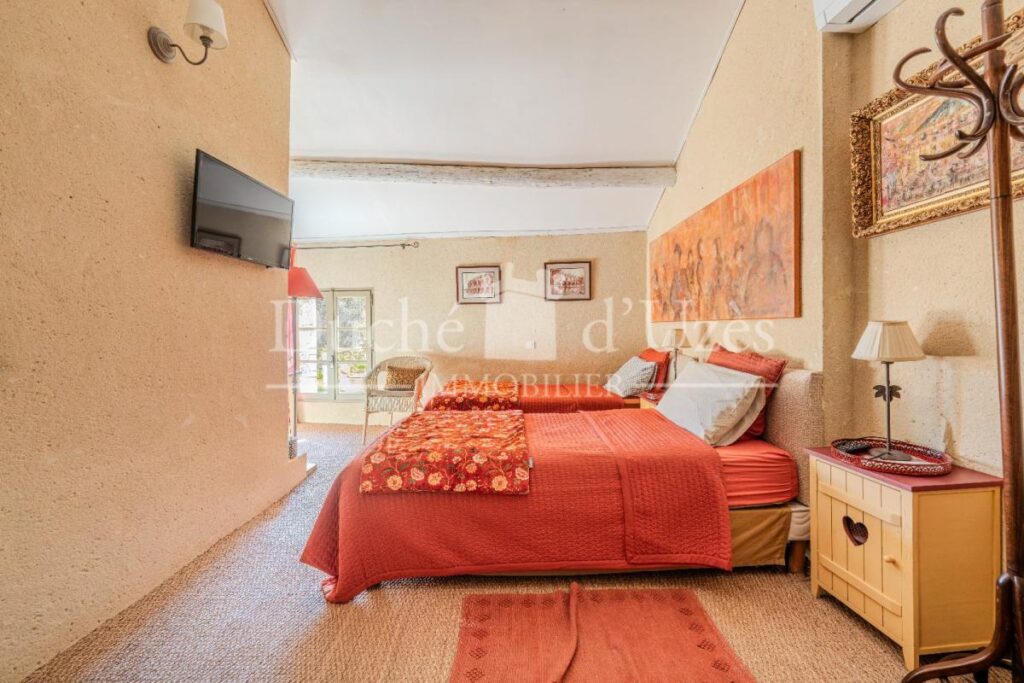 Maison – 7 pièces – 4 chambres – 275 m²