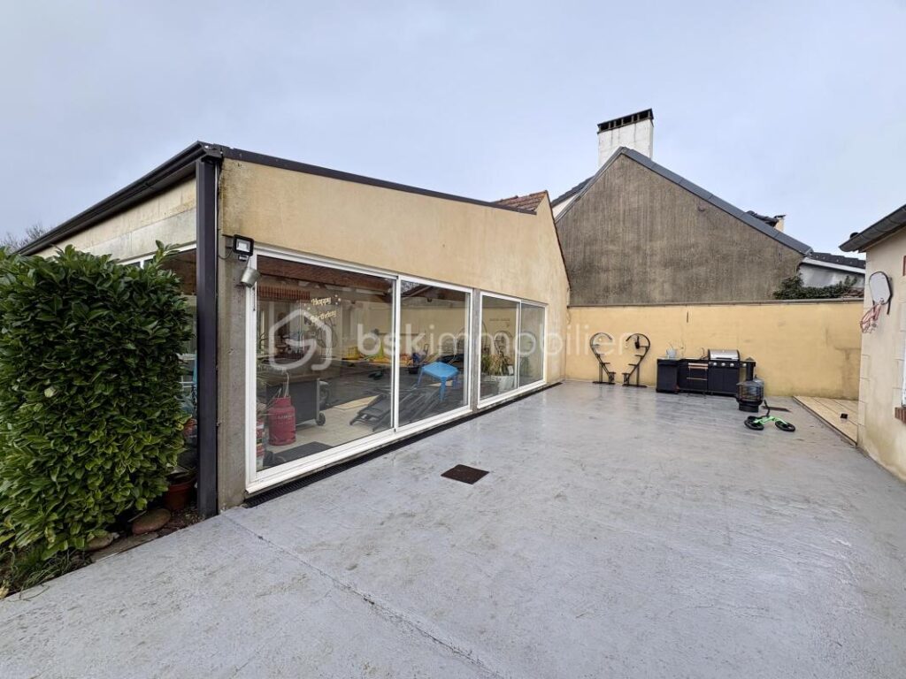 Grande maison familiale à la campagne – 6 chambres – Piscine couverte – Terrain avec dépendances – 10 pièces – 6 chambres – 205 m²