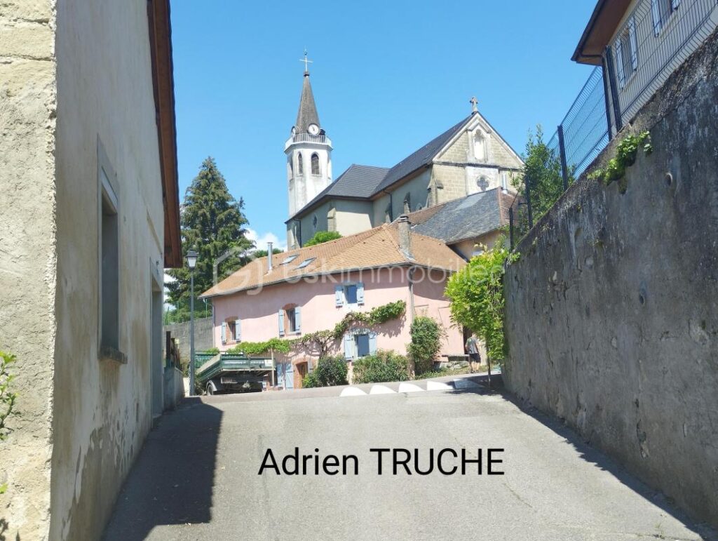 CHALLONGES — AU CALME — BEAUX ESPACES — SOUS SOL COMPLET – 8 pièces – 6 chambres – 135 m²