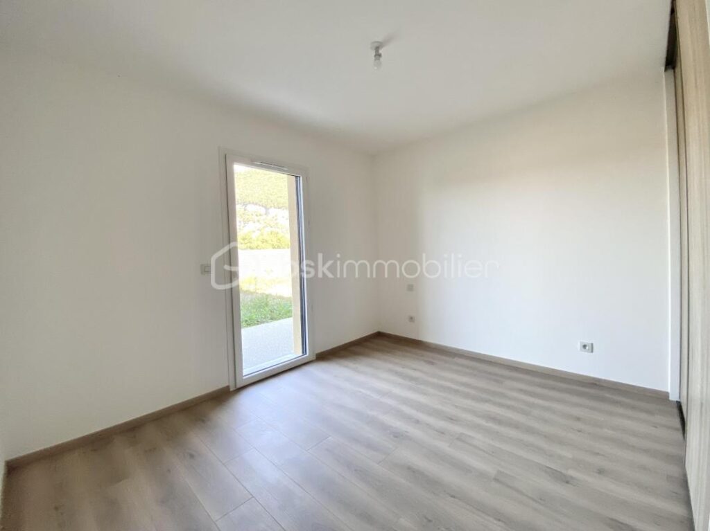 Magnifique maison 5 pièces sur 1088m2 de terrain à l&rsquo;entrée de Sillingy – 5 pièces – 4 chambres – 154 m²