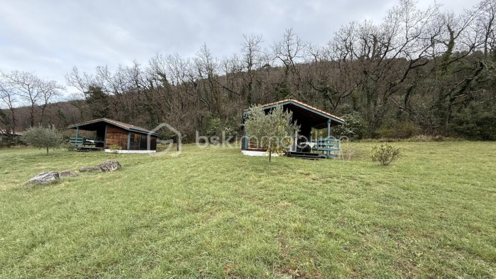 Maison de caractère 104 m² – Terrain 17,5 ha – Les Tourrettes (26740) – 4 pièces – 2 chambres – 104 m²