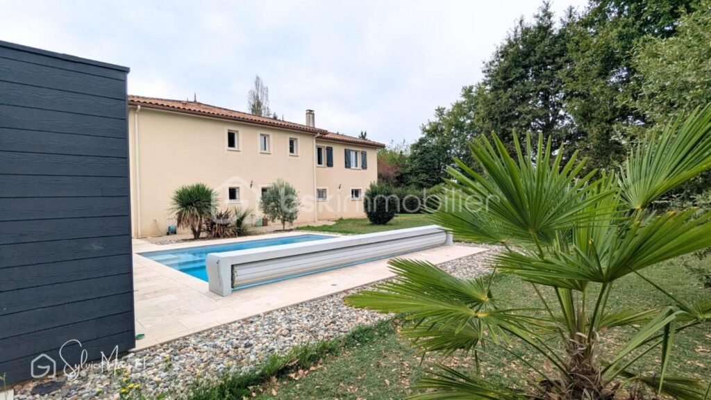 Élégante maison familiale avec piscine 220 m2 – vue imprenable – 8 pièces – 5 chambres – 220 m²