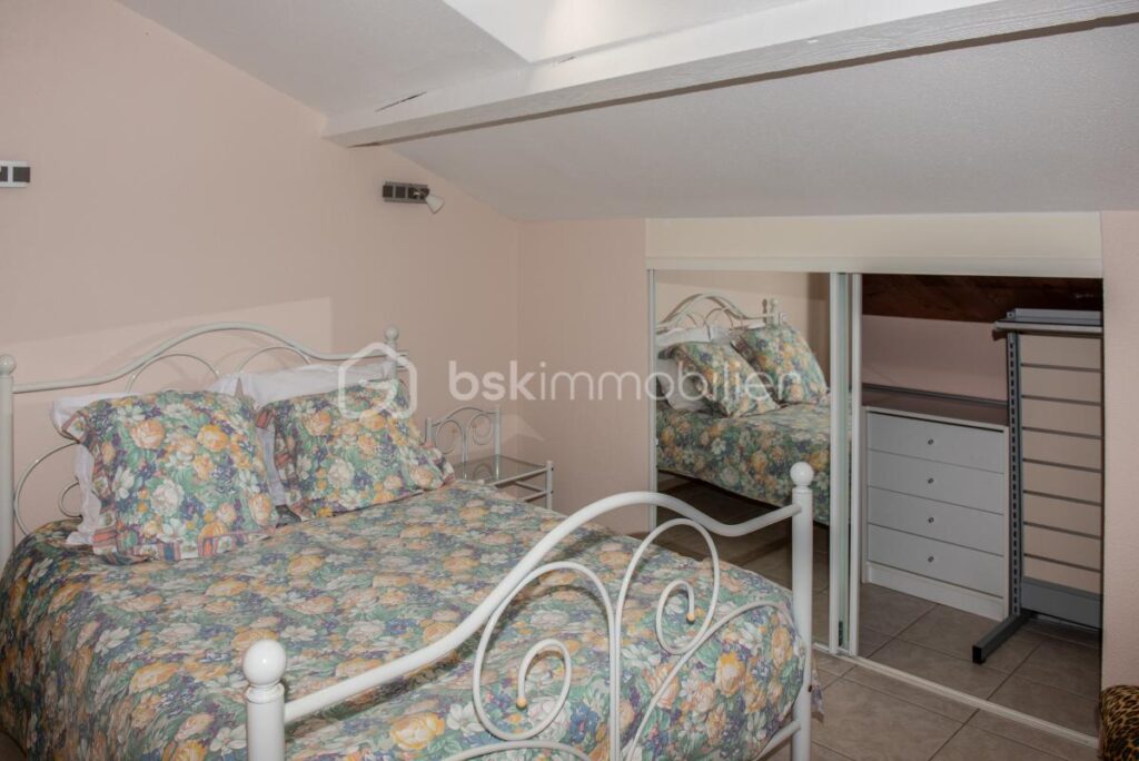 Villa, Gîte & 900 m² de Hangars à aménager – 16 pièces – 7 chambres – 340 m²