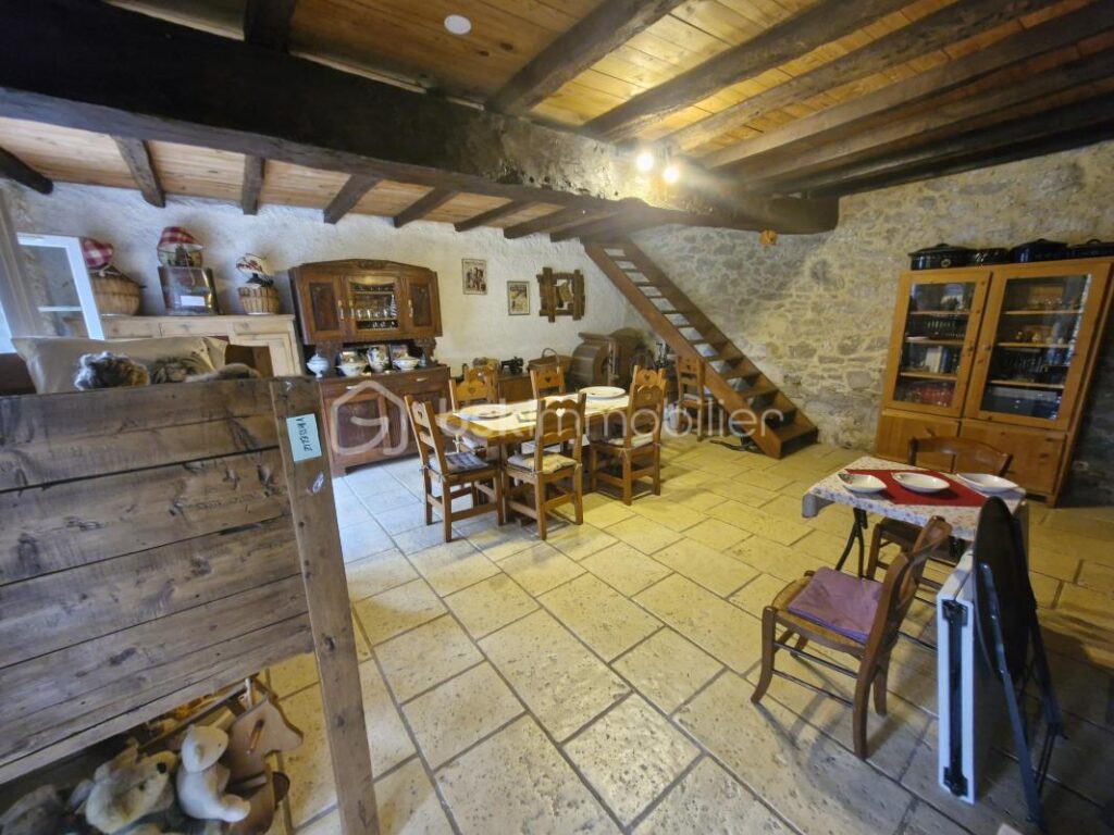 Charmante maison longère de 350m2 à Port-Sainte-Foy-et-Ponchapt – 15 pièces – 8 chambres – 350 m²