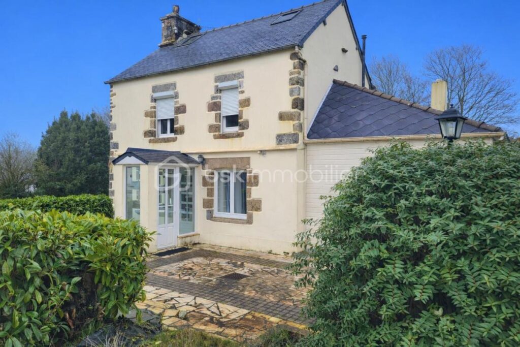 PROCHE VILLEDIEU-LES-POÊLES & A84 – MAISON DE STANDING AVEC PISCINE – 5 pièces – 4 chambres – 140 m²