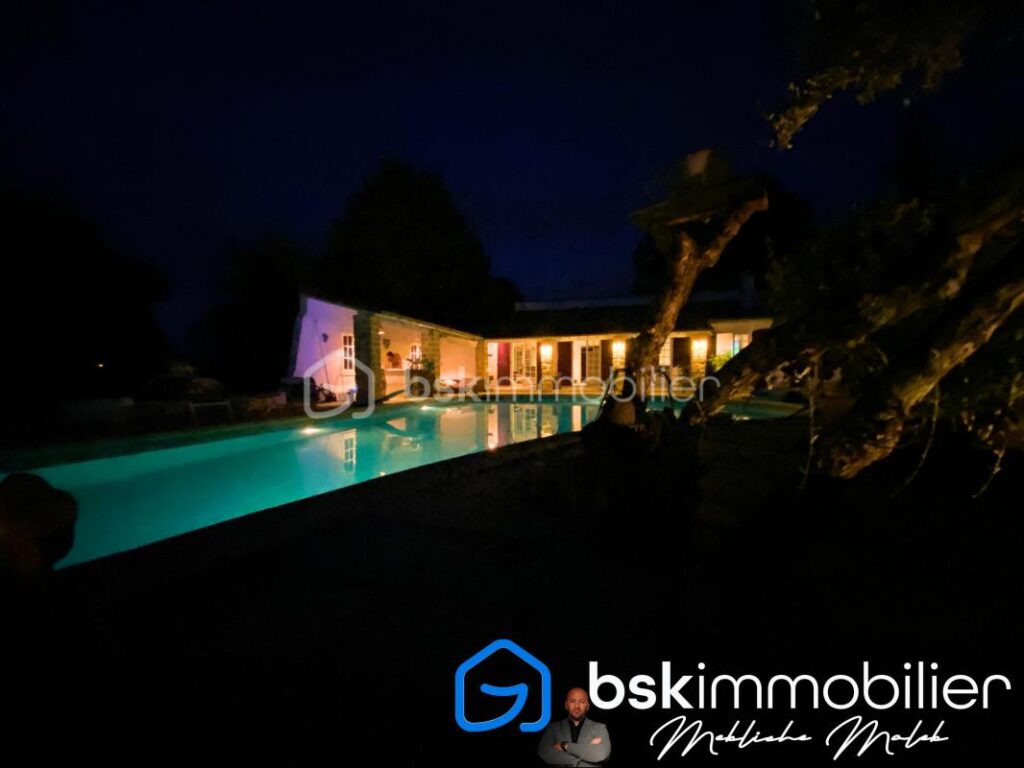 Maison d’Exception à Saint-Privat-des-Vieux – 7 pièces – 4 chambres – 175 m²