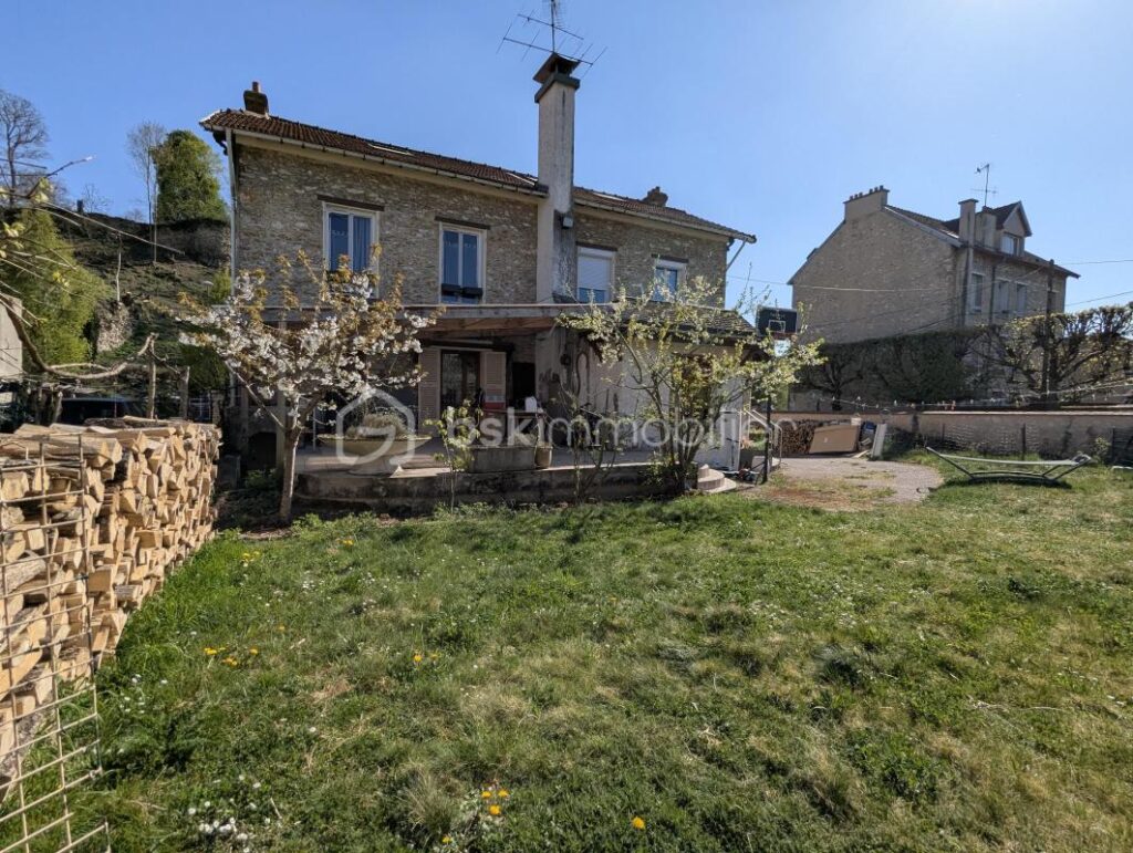 Charmante demeure avec vue imprenable sur le Château de Château-Thierry – 185 m², terrasse et dépendance locative – 7 pièces – 5 chambres – 185 m²