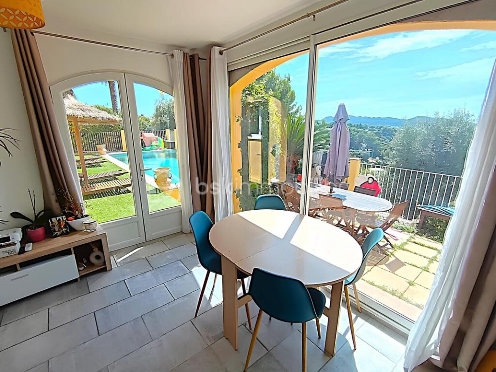 À VENDRE –EXCEPTIONNELLE VILLA 9 PIÈCES 225 M² ET 1 662 M² DE TERRAIN – PISCINE À DÉBORDEMENT– GARAGE– JARDIN – 5 CHAMBRES – BUREAU – T2 INDÉPENDANT– VUE PANORAMIQUE COLLINES ET MER– SANS VIS-À-VIS – PROCHE CENTRE-VILLE OLLIOULES – LA COURTINE – 945 000 € – 9 pièces – 5 chambres – 225 m²