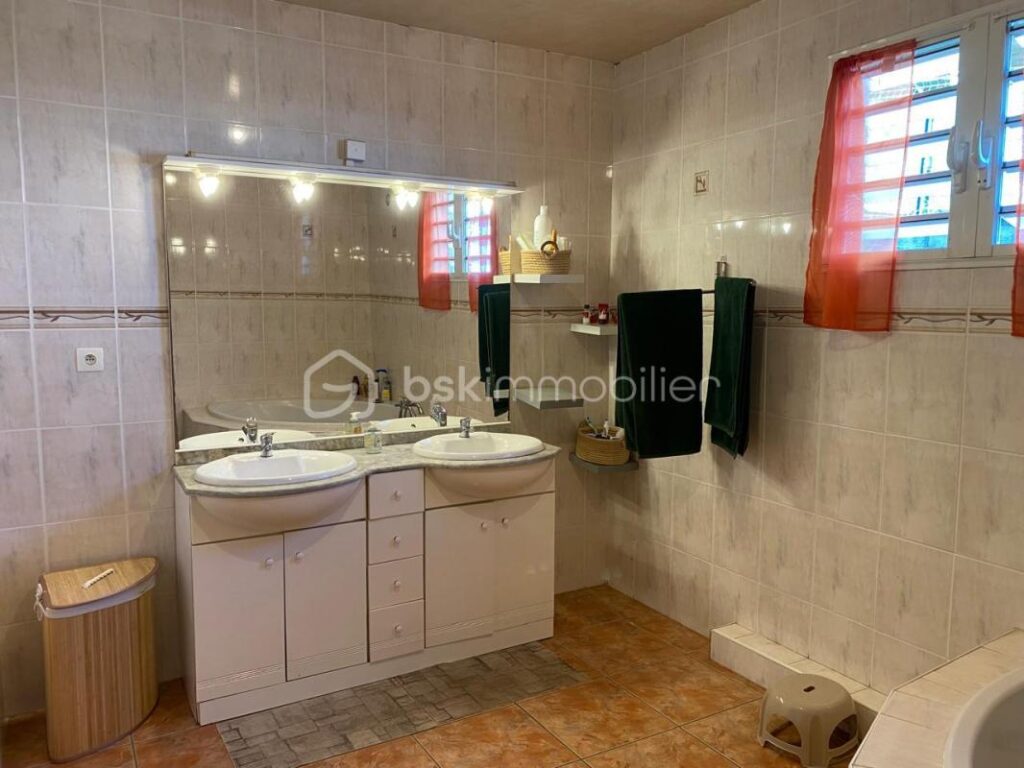 Maison de 165m² – 7 pièces – 6 chambres – 165 m²