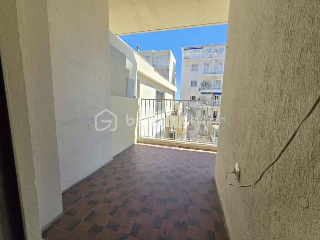 Baisse de prix 313950€ Appartement lumineux avec double balcon et vue mer en cœur urbain – 2 pièces – 1 chambre – 55 m²
