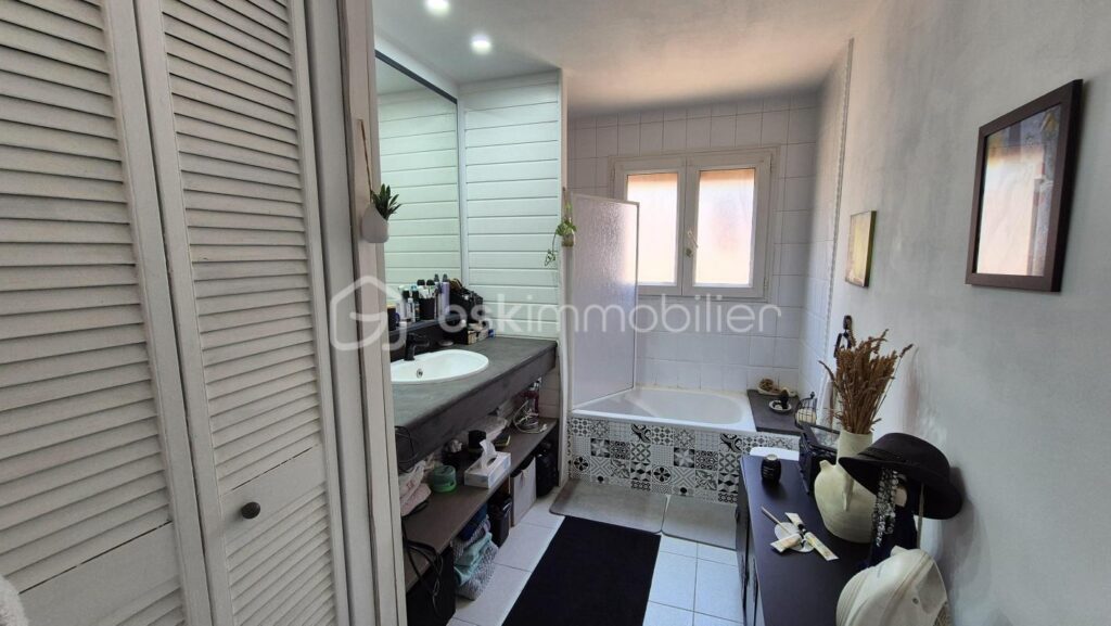 A VENDRE MAISON 3 FACES DE 131M² SUR TERRAIN DE 336M² A CERET – TROIS CHAMBRES – GARAGE – CLIMATISATION REVERSIBLE – VUE SUR LE VALLESPIR – AUCUN VIS A VIS – GARAGE – 6 pièces – 3 chambres – 131 m²