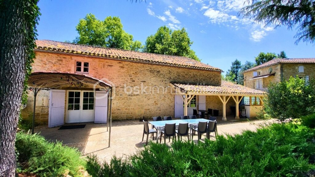 Maison et gîte 15 pièces – 2 piscines Parc arboré – 15 pièces – 9 chambres – 520 m²