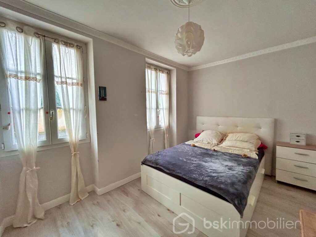 Magnifique propriété de charme du milieu XIXème, offrant 3 maisons pour une surface habitable de 487m2 au total – NR pièces – 12 chambres – 487 m²