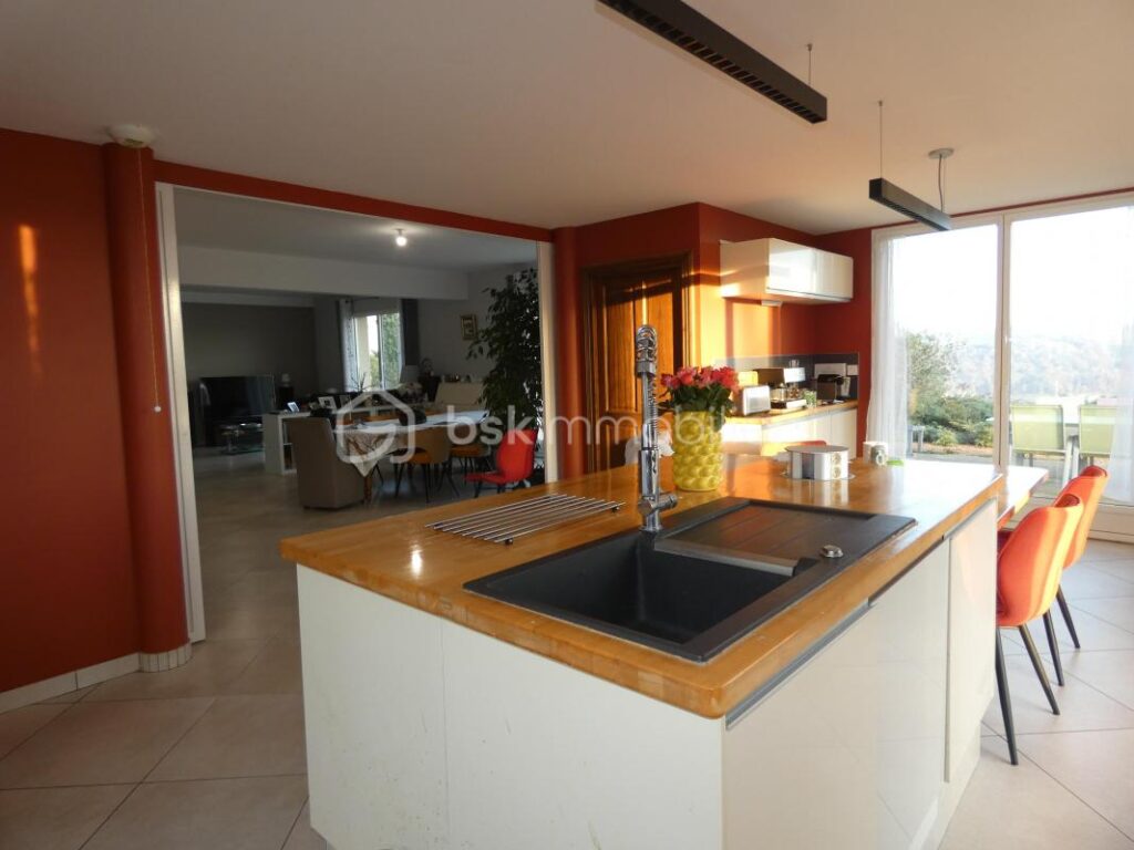 A proximité de Roanne, Villerest 42300, superbe maison de caractère, 9 pièces, 6 chambres, cadre de vie exceptionnel et vue panoramique sur le lac de VILLEREST – 9 pièces – 6 chambres – 377 m²