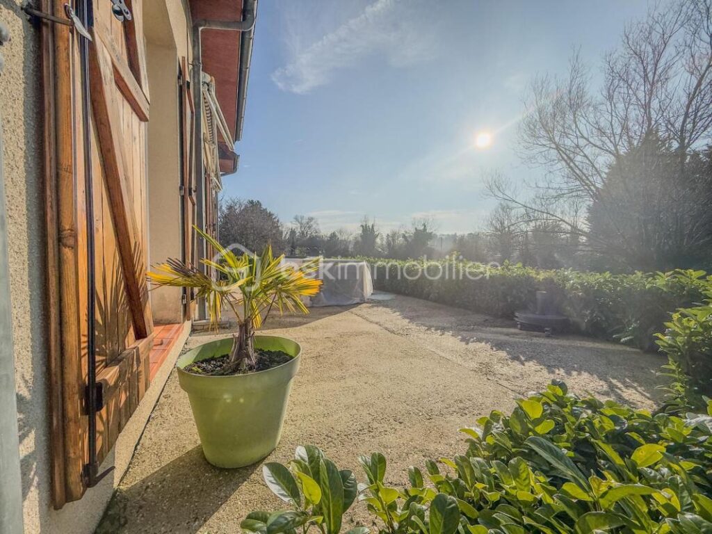 A SEULEMENT 5 KILOMÈTRES DE PONT L’ÉVÊQUE ET 15 KILOMÈTRES DE LA CÔTE FLEURIE, MAISON AU CALME, CADRE VERDOYANT – 4 pièces – 3 chambres – 96 m²