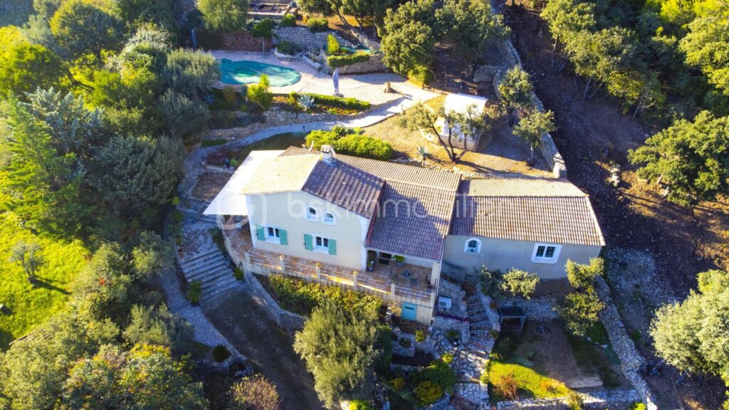 Magnifique villa provençale au cœur d’un écrin de verdure – 7 pièces – 4 chambres – 158 m²