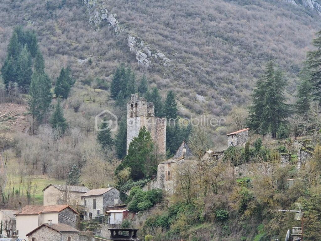 Superbe maison de 167m² sur 2 niveaux à finir de rénover!! Un terrain de 2825m² et une source.. Une grange attenante – 6 pièces – 4 chambres – 167 m²