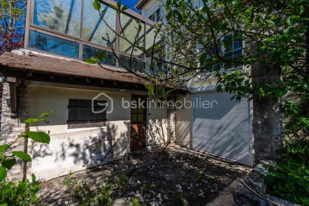 Maison de 185 m2 avec un terrain de 1300 m2 – 6 pièces – 3 chambres – 185 m²